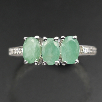 Серебряное кольцо с зеленым бериллом натуральным арт 30075
