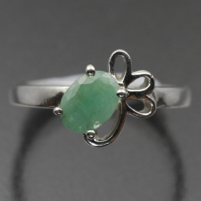 Серебряное кольцо с зеленым бериллом натуральным  арт.  27058