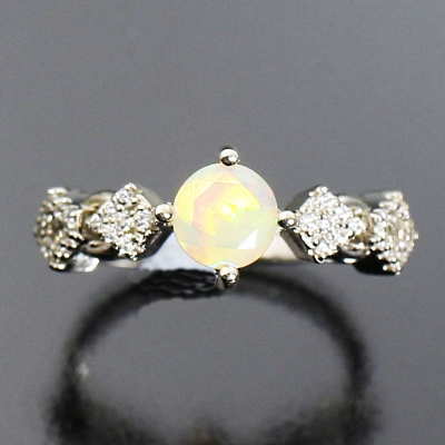 Серебряное кольцо с опалом натуральным арт 40310
