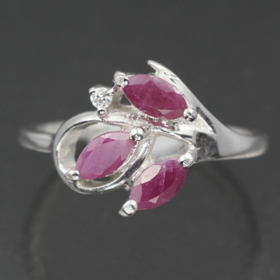Серебряное кольцо с розовым корундом натуральным арт. 27185