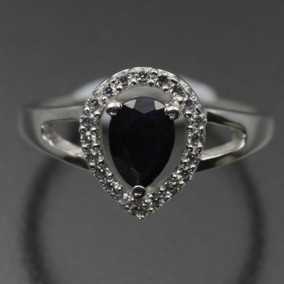 Серебряное кольцо с синим корундом натуральным арт. 27056