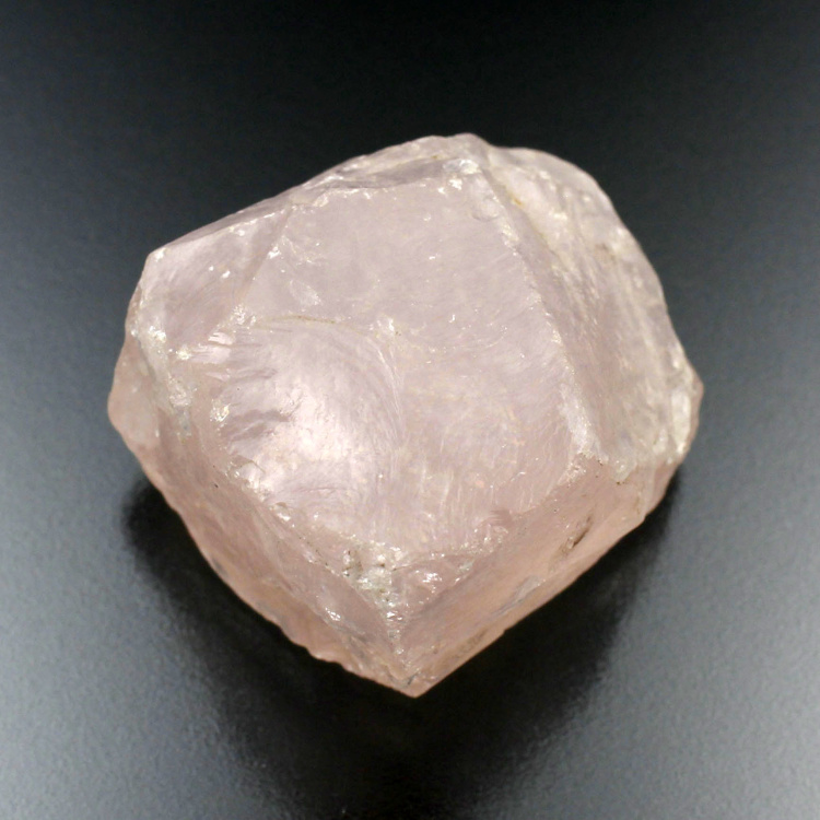 Розово белый камень. Розовый кварц минерал. Минерал кварц жильный. Камни кварц камни кварц. Белый кварц минерал.