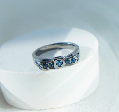 Серебряное кольцо с синим корундом натуральным арт 25579