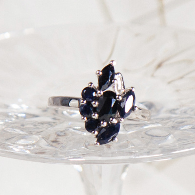 Серебряное кольцо с синим корундом натуральным арт 30324