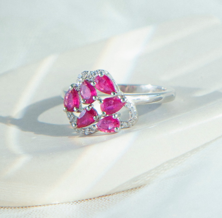 Серебряное кольцо с розовым корундом арт 25216
