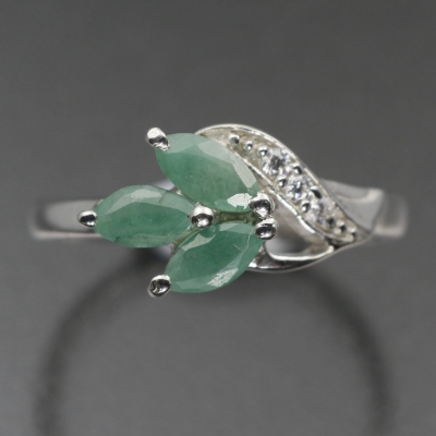 Серебряное кольцо с зеленым бериллом натуральным арт. 27060