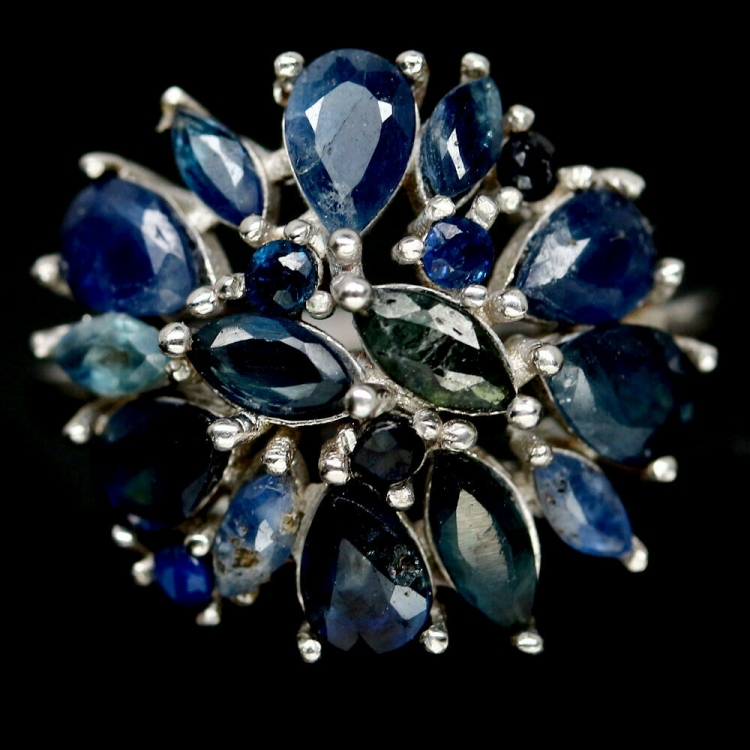 Серебряное кольцо с синим корундом натуральным арт 33609
