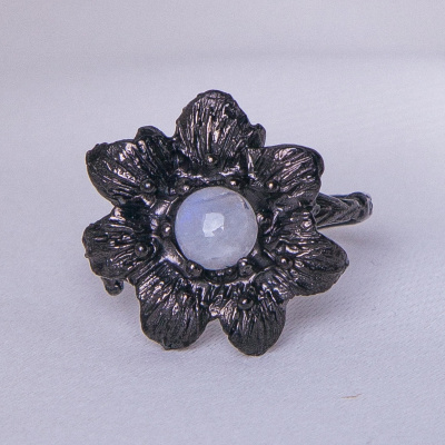 Серебряное кольцо с лунным камнем натуральным арт 29745