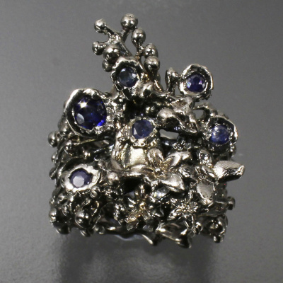 Серебряное кольцо синим корундом арт 16072