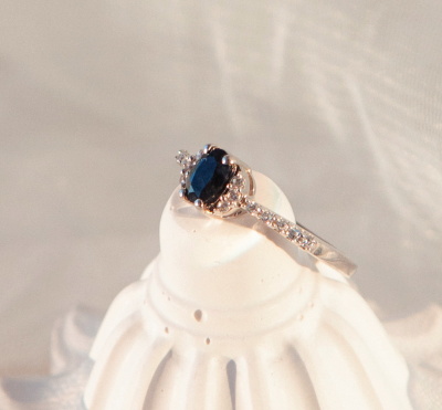Серебряное кольцо с синим корундом натуральным арт. 27132